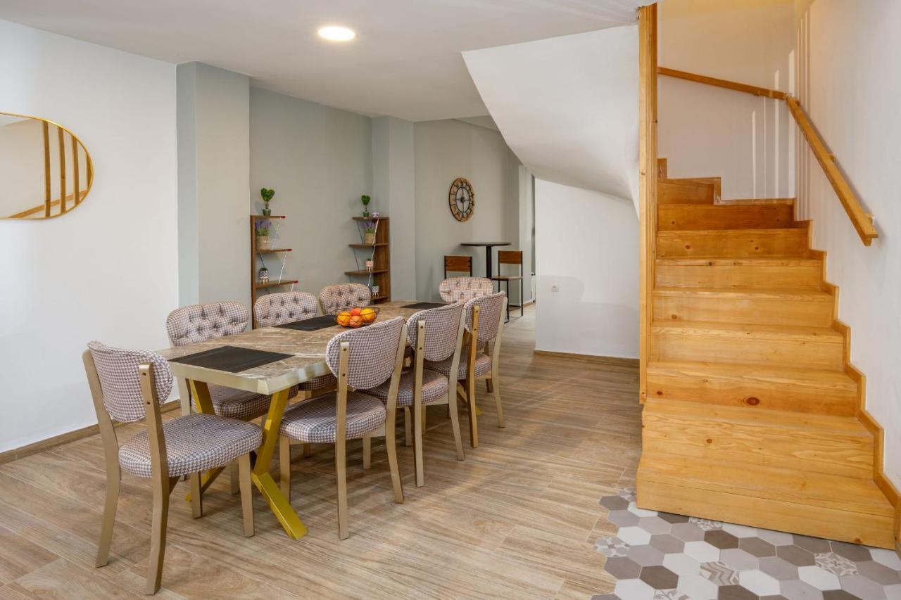 Central Art Maisonette By Estia